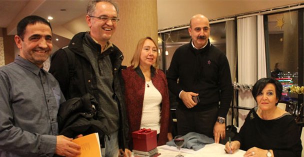 Lale Tığ, ilk kitabını imzaladı