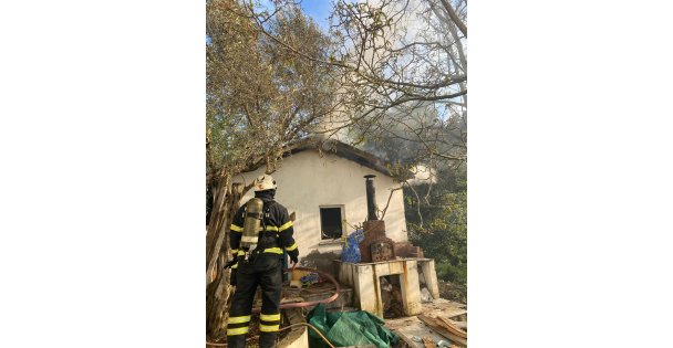 Mangal için yakılan barbekü çatı yangınına neden oldu