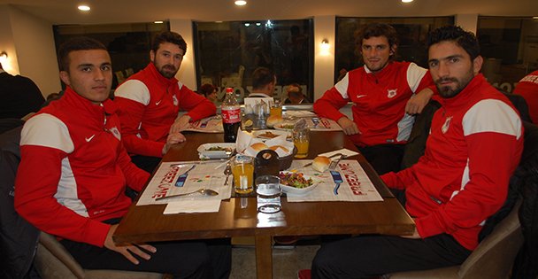 Menekşe moral yemeğinde buluştu