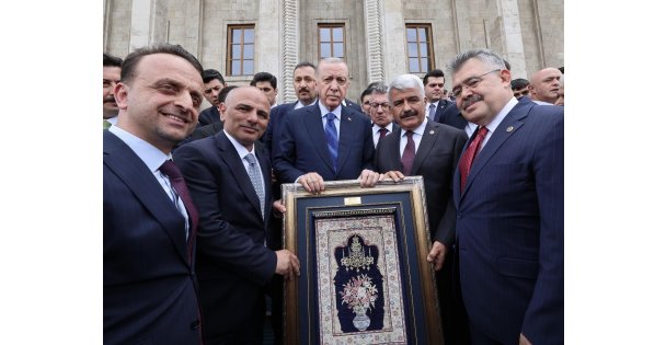 Merkezde üretilen ilk Hereke halısı Cumhurbaşkanı Erdoğan'a hediye edildi