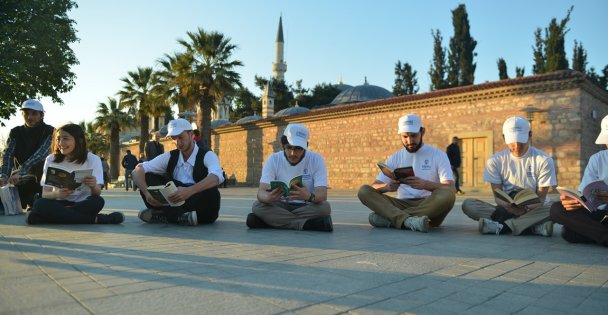 Meydanda kitap okudular