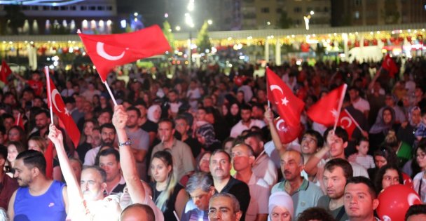 Meydanda 'Zafer” coşkusu