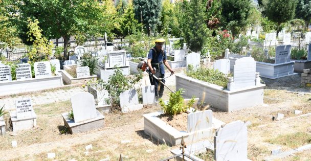 Mezarlıklar bayrama hazır
