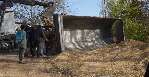 Mıcır yüklü kamyonun damperi devrildi, sürücü bayıldı
