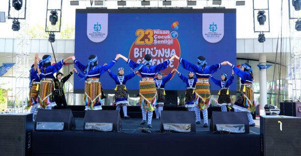 Milli İrade Meydanı çocukların neşesi ile cıvıl cıvıl