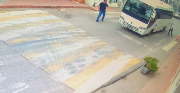 Minibüsün altında kalan yaşlı adam ağır yaralandı