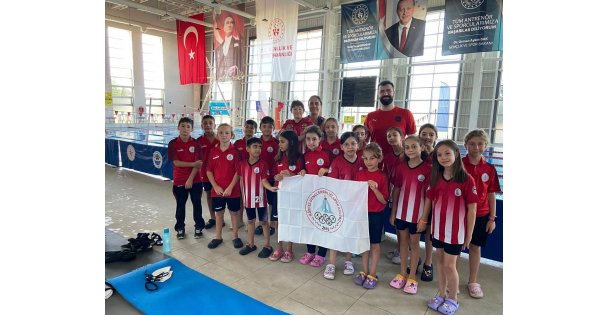 Minik yüzücüler, hayatını kaybeden sporcular için yüzdü