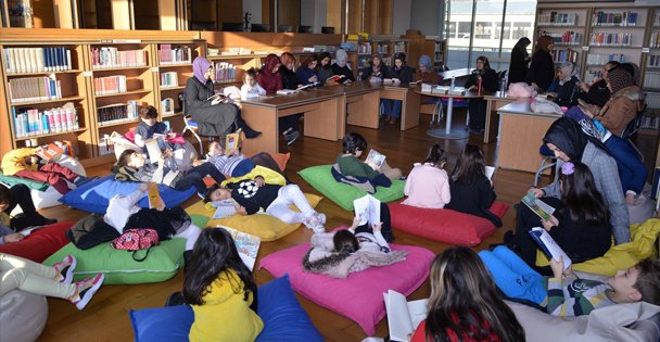 Minikler anneleriyle birlikte kitap okudu