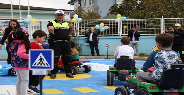 Miniklere uygulamalı trafik eğitim parkuru
