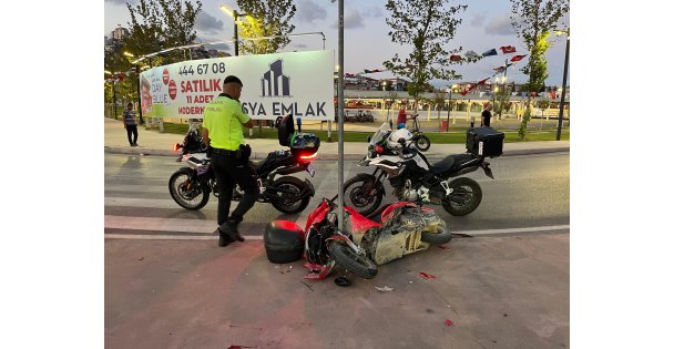Motosiklet trafik levhasına çarptı: 1'i ağır 2 yaralı
