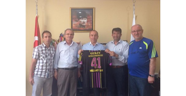 Mücahit Sak'a forma hediye ettiler