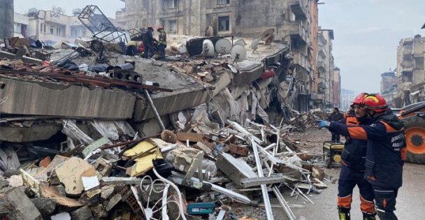 Nefesler tutuldu, Fatma 84 saat sonra enkazdan kurtarıldı: 