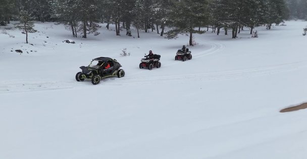 Nisan ayında beyaz örtünün keyfini ATV'lerle çıkardılar