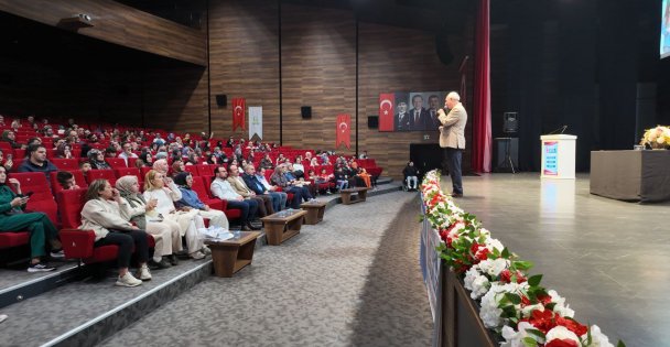 Nurullah Genç, kitap günlerinin kapanışında okurlarıyla buluştu