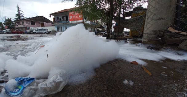 O cadde yine köpükle kaplandı