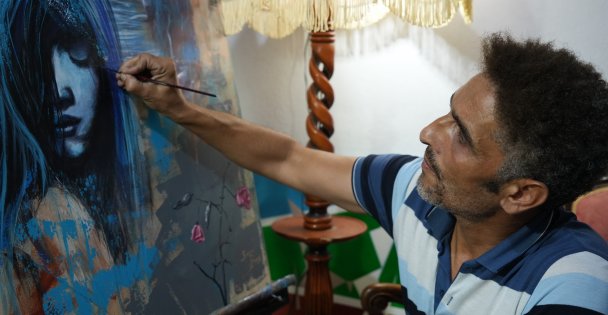 Ödülünü geri aldılar, sanata daha sıkı sarıldı