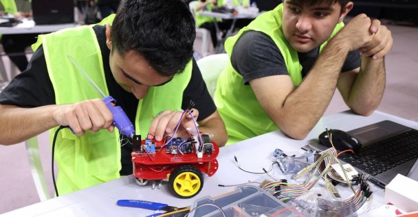 Öğrenciler Tasarladıkları Robotları Yapmak İçin Ter Döktü