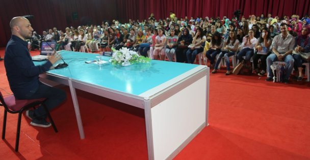 'Okumayı sevmeyenler için kitap yazan tek yazar benim”