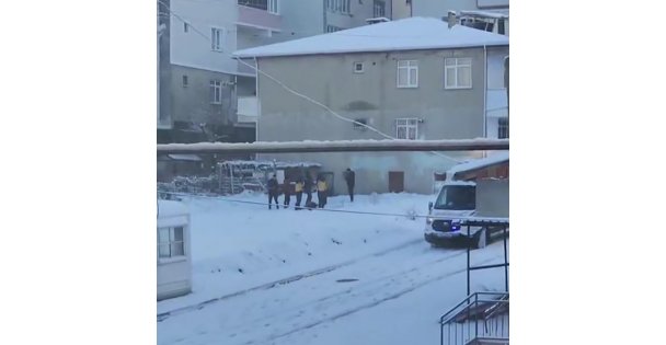 Ölü bedeni karlar içinde bulundu