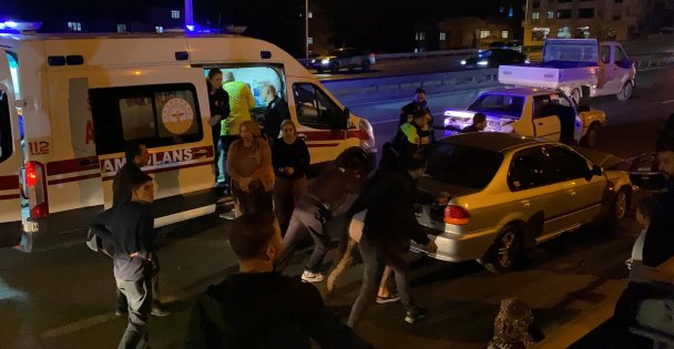 Önünde seyreden otomobile çarptı: 1'i çocuk 5 yaralı