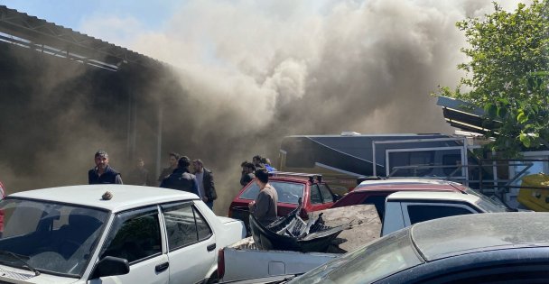 Oto kilit dükkanında çıkan yangında göz gözü görmedi