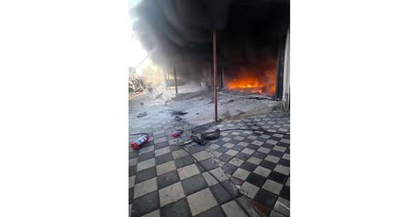 Oto tamir dükkanı ve 2 araç çıkan yangında küle döndü