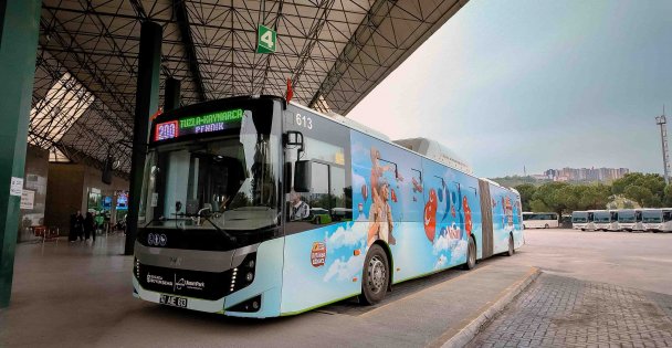 Otobüs ve tramvaylar 23 Nisan'a özel giydirildi