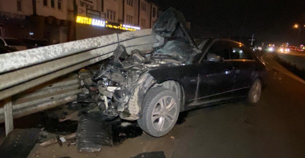 Otomobil bariyere saplandı: Sürücü yara almadan kurtuldu