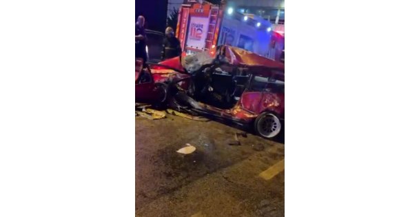 Otomobil Belediye Otobüsüne Çarptı: 1 Ölü, 3 Yaralı