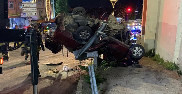 Otomobil, çarptığı bariyerde asılı kaldı: 2 ölü