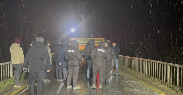 Otomobil çaya uçtu: Baba ve oğlu öldü