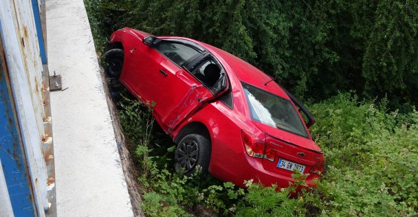 Otomobil istinat duvarından ağaçlık alana uçtu: 4 yaralı