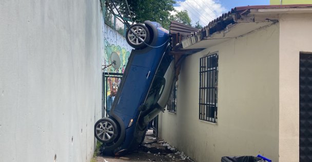 Otomobil okul bahçesine uçtu, öğrencilerin derste olması faciayı önledi: 1 yaralı