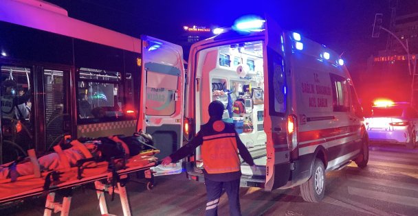 Otomobil, özel halk otobüsüne çarptı: 3 yaralı