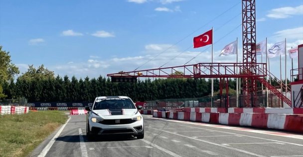 Otomobil Sporları Tutkunu İki Engelli, Yarış Pistinde Sürüş Deneyimi Yaşadı