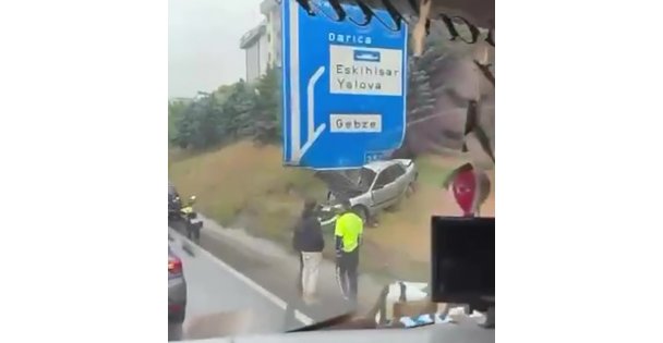 Otomobil trafik levhasına çarptı: 1 yaralı