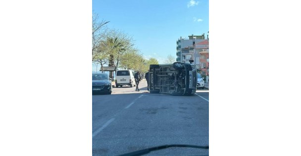 Otomobile çarpan araç yan yattı