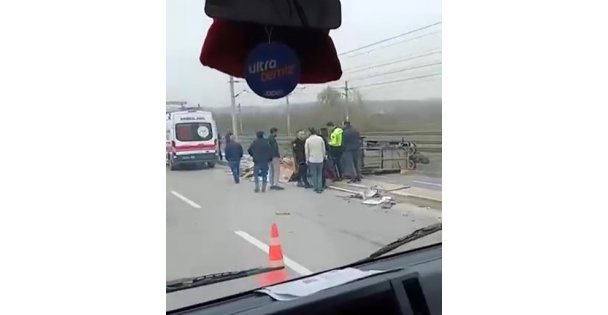 Otomobille çarpışan kağıt toplayıcısının kullandığı motor yan yattı: 1 yaralı