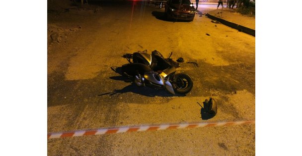 Otomobille çarpışan motosikletin sürücüsü hayatını kaybetti, oğlu ağır yaralandı
