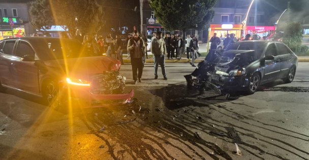 Otomobiller kafa kafaya çarpıştı: 2 yaralı