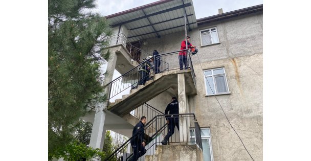 Oturma odasında korkutan yangın