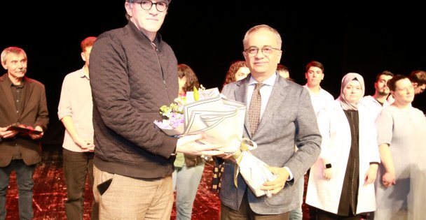 Özel bireyler tiyatro oyununda hünerlerini sergiledi