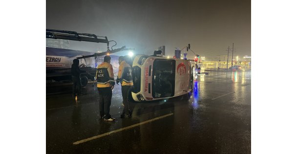 Panelvan ile çarpışan ambulans devrildi: 6 yaralı