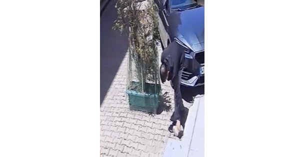 Park halindeki araca taş ve yumruklarla saldırdı: Hiçbir şey olmamış gibi yoluna devam etti