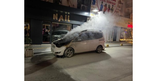 Park halindeki araçta yangın çıktı