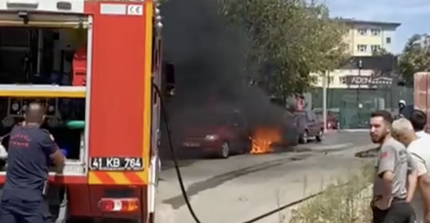 Park halindeki iki otomobil alev alev yandı