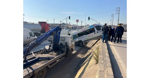 Park halindeki minibüs duvardan yolun kenarına düşerek asılı kaldı