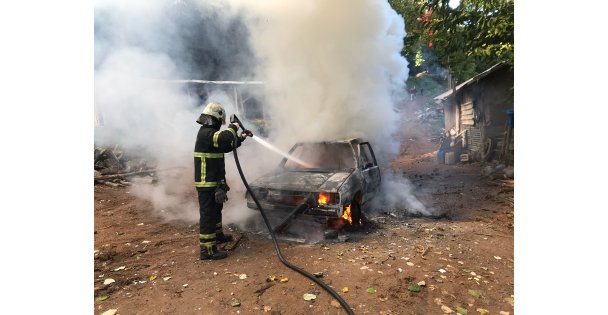 Park halindeki otomobil yandı