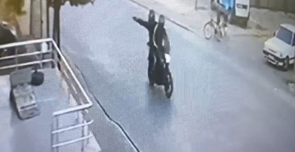 Park halindeki otomobiller böyle kurşunlandı