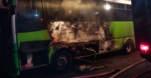 Park halindeki özel halk otobüsü yandı